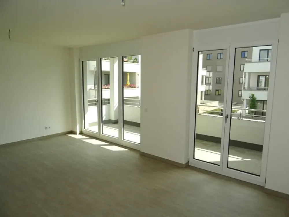 2 Bathrooms, 2 Balconies: Family Apartment in Striesen *** Built-in Kitchen Possible ***
