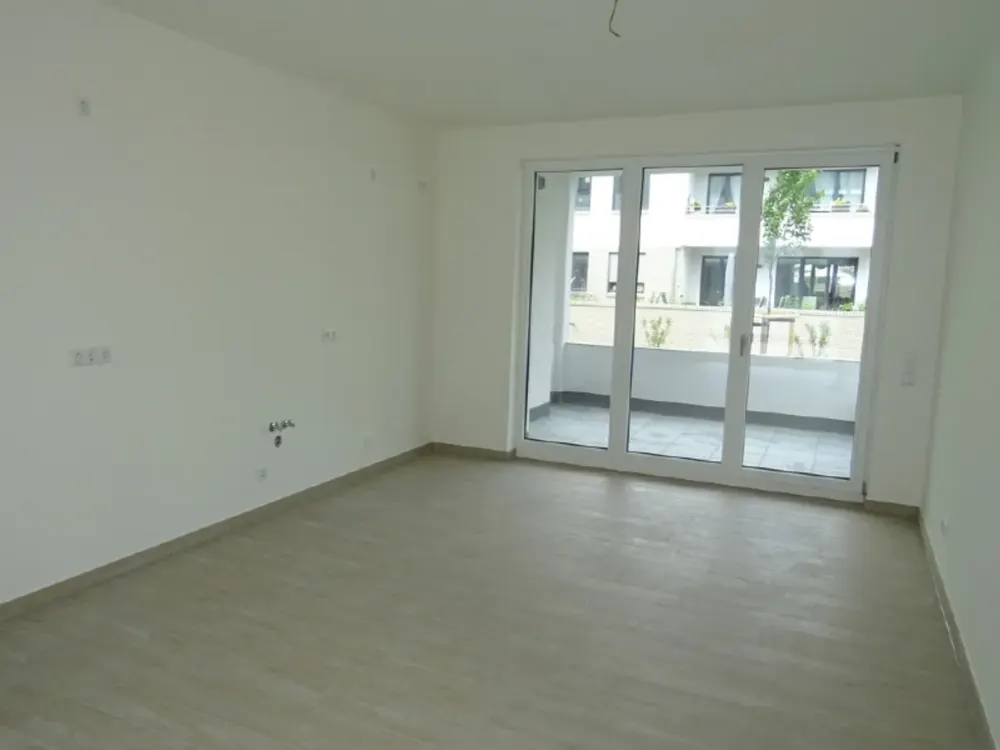 2 Bathrooms, 2 Balconies: Family Apartment in Striesen *** Built-in Kitchen Possible ***