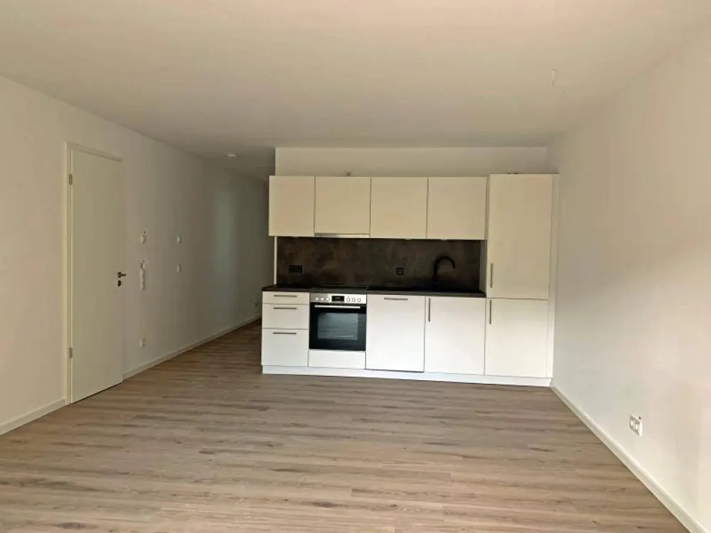 N-Schweinau: أول سكن! شقة عصرية وجذابة مكونة من 3 غرف (الطابق الأول) مع مطبخ مجهز، شرفة، مصعد + موقف سيارات تحت الأرض