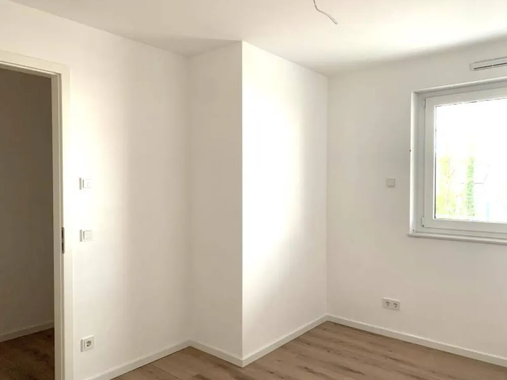 N-Schweinau: أول سكن! شقة عصرية وجذابة مكونة من 3 غرف (الطابق الأول) مع مطبخ مجهز، شرفة، مصعد + موقف سيارات تحت الأرض