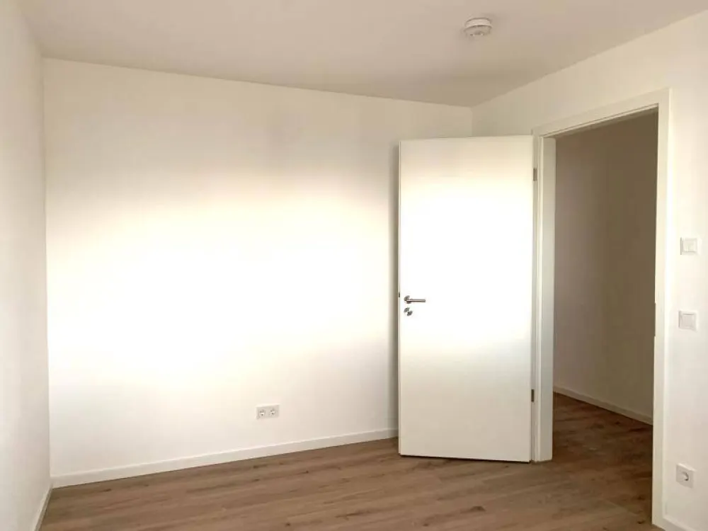 N-Schweinau: أول سكن! شقة عصرية وجذابة مكونة من 3 غرف (الطابق الأول) مع مطبخ مجهز، شرفة، مصعد + موقف سيارات تحت الأرض