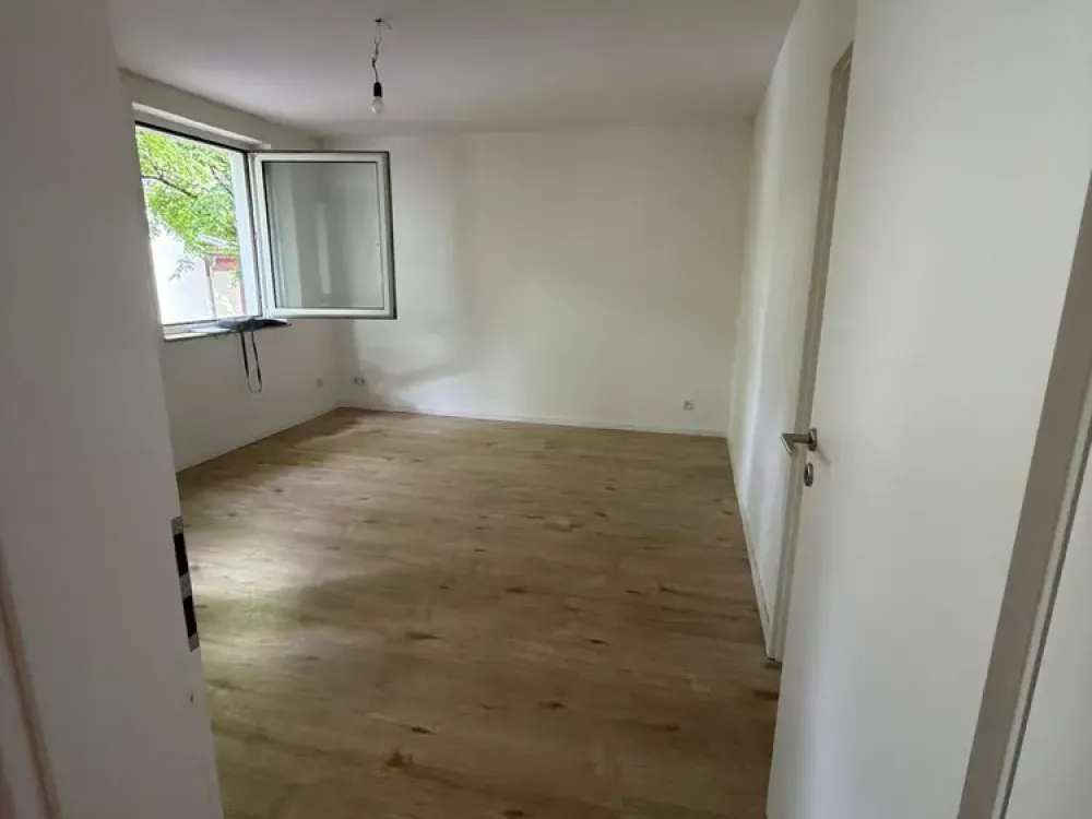 Renovated 3-Room Apartment with Shared Garden Use