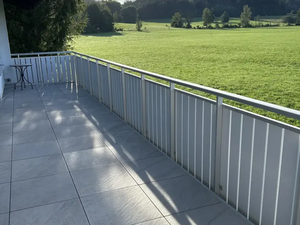 Freshly Renovated 3-Room Apartment with Dreamy Green Views, Niederdorf