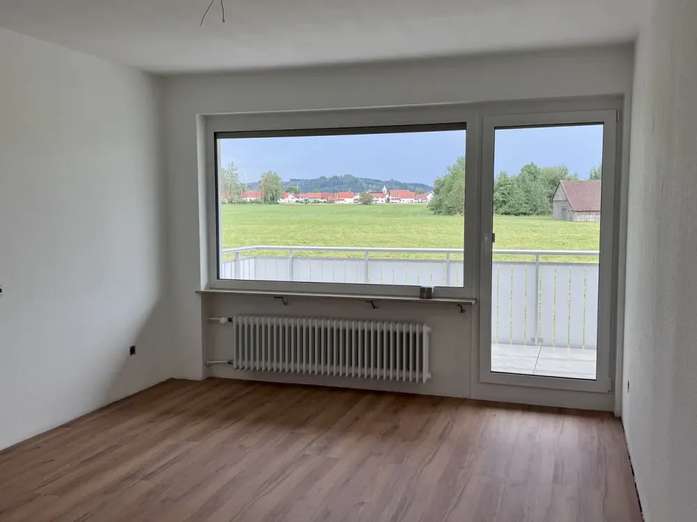 Freshly Renovated 3-Room Apartment with Dreamy Green Views, Niederdorf