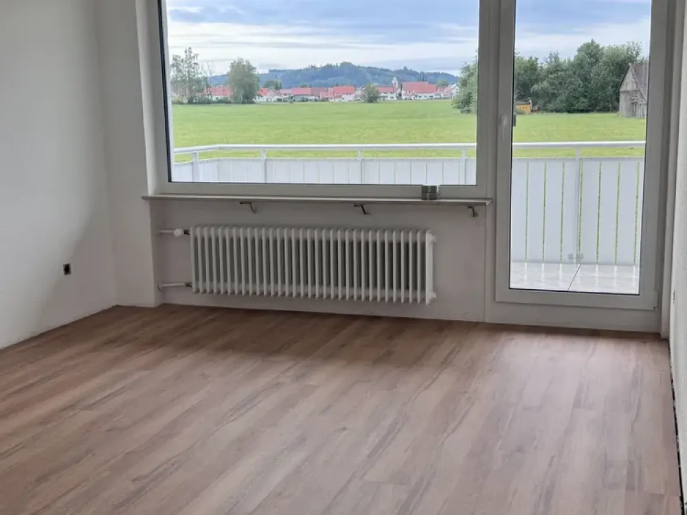 Freshly Renovated 3-Room Apartment with Dreamy Green Views, Niederdorf
