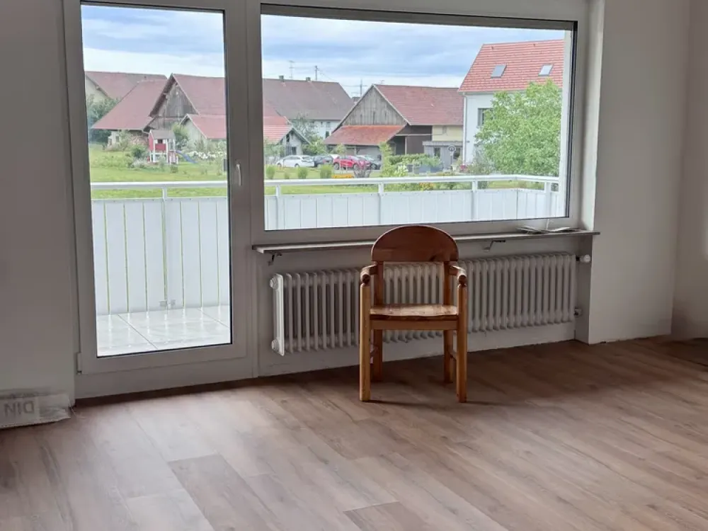 Freshly Renovated 3-Room Apartment with Dreamy Green Views, Niederdorf