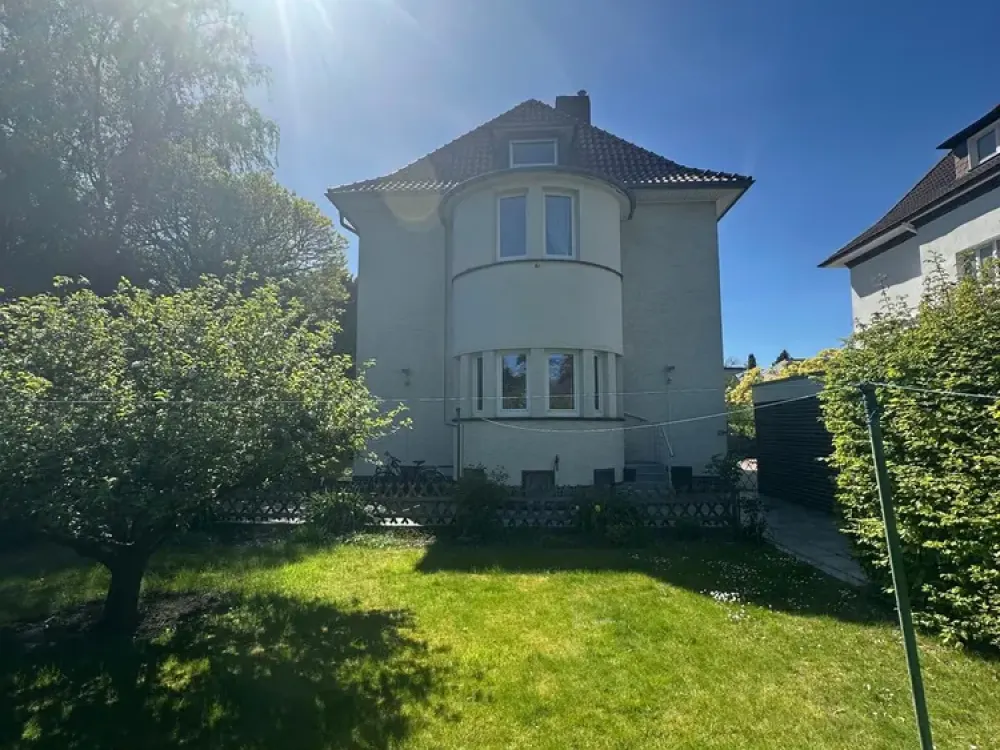 Light-Flooded Gem in Hannover-Kirchrode: Renovated and Refurbished 4.5-Room Apartment with Winter Garden