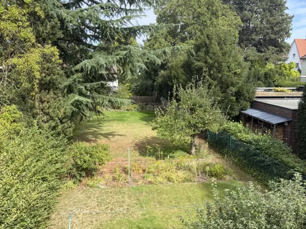 Light-Flooded Gem in Hannover-Kirchrode: Renovated and Refurbished 4.5-Room Apartment with Winter Garden