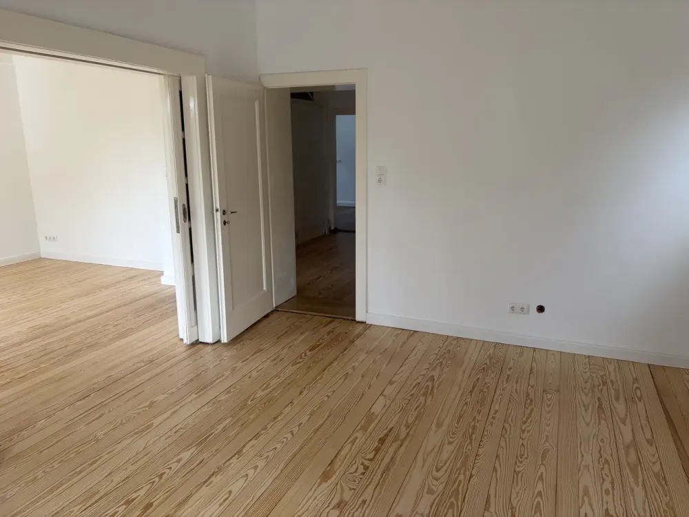 Light-Flooded Gem in Hannover-Kirchrode: Renovated and Refurbished 4.5-Room Apartment with Winter Garden