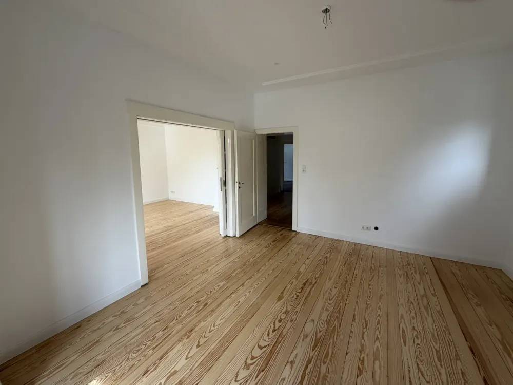 Light-Flooded Gem in Hannover-Kirchrode: Renovated and Refurbished 4.5-Room Apartment with Winter Garden