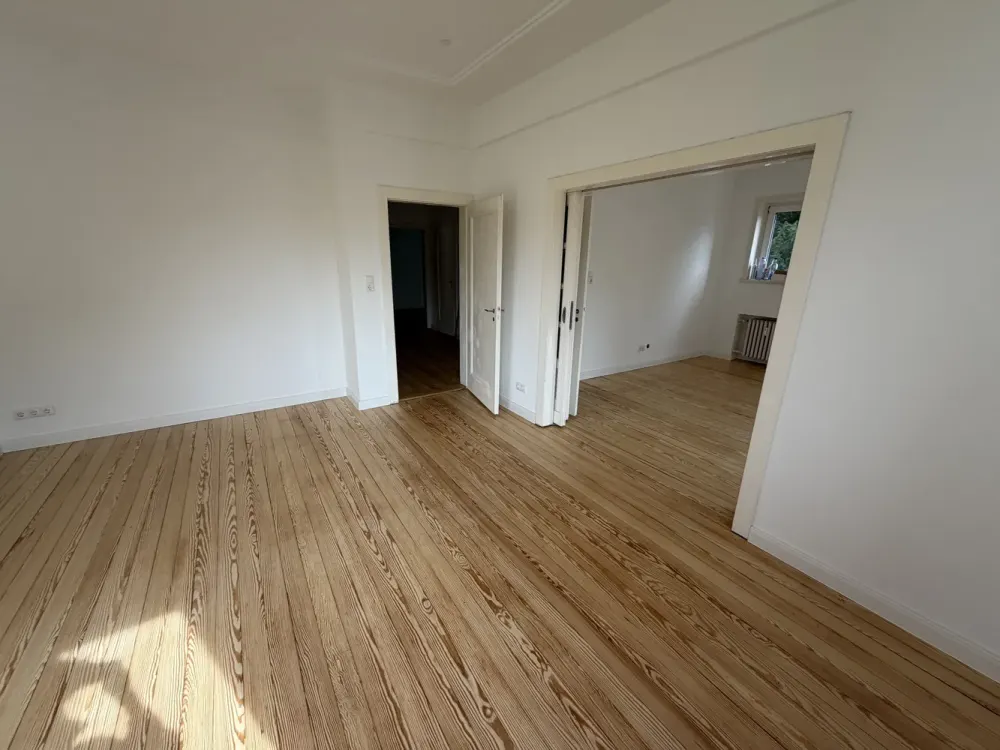 Light-Flooded Gem in Hannover-Kirchrode: Renovated and Refurbished 4.5-Room Apartment with Winter Garden