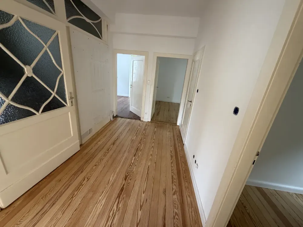 Light-Flooded Gem in Hannover-Kirchrode: Renovated and Refurbished 4.5-Room Apartment with Winter Garden