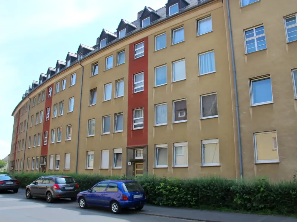 Centrally Located Single Apartment with Balcony!