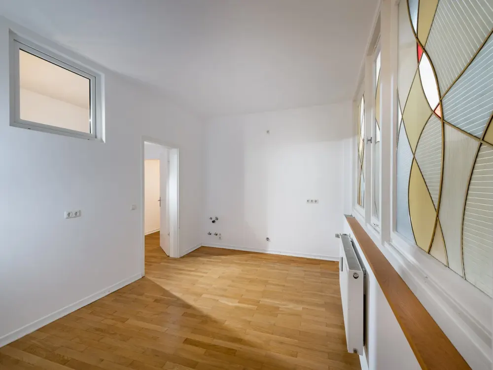 Directly from the Owner: Stylish, Bright Old Building with Charm and Comfort