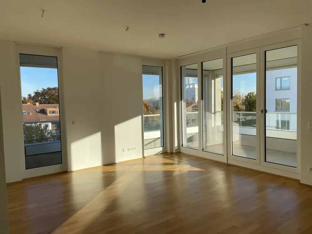 Dreamy 3-Room Apartment with Fitted Kitchen & Loggia in Allach (Near MAN/MTU)