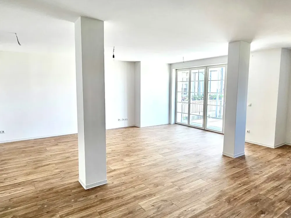 Beautiful bright 3-room apartment with large southwest balcony and fitted kitchen - parking spaces in parking garage