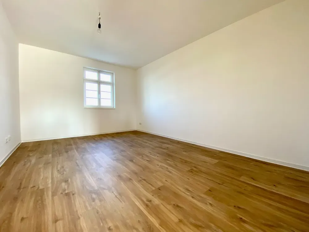Beautiful bright 3-room apartment with large southwest balcony and fitted kitchen - parking spaces in parking garage
