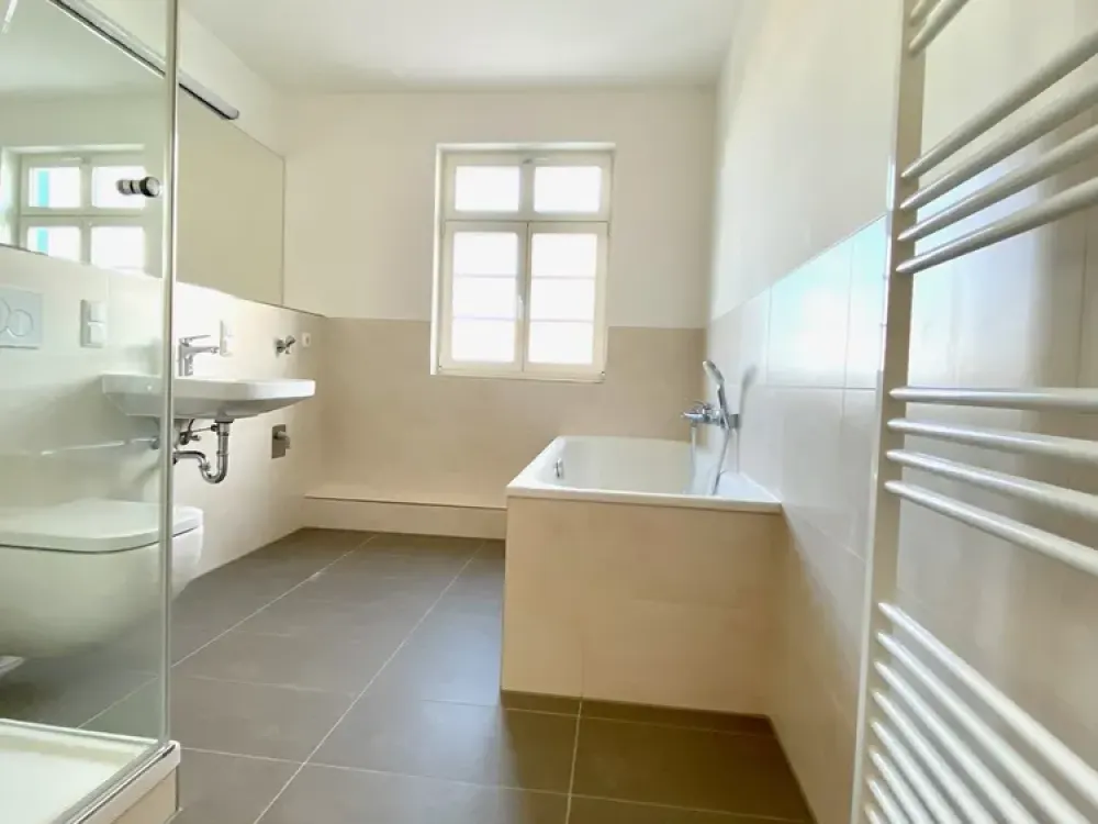 Beautiful bright 3-room apartment with large southwest balcony and fitted kitchen - parking spaces in parking garage