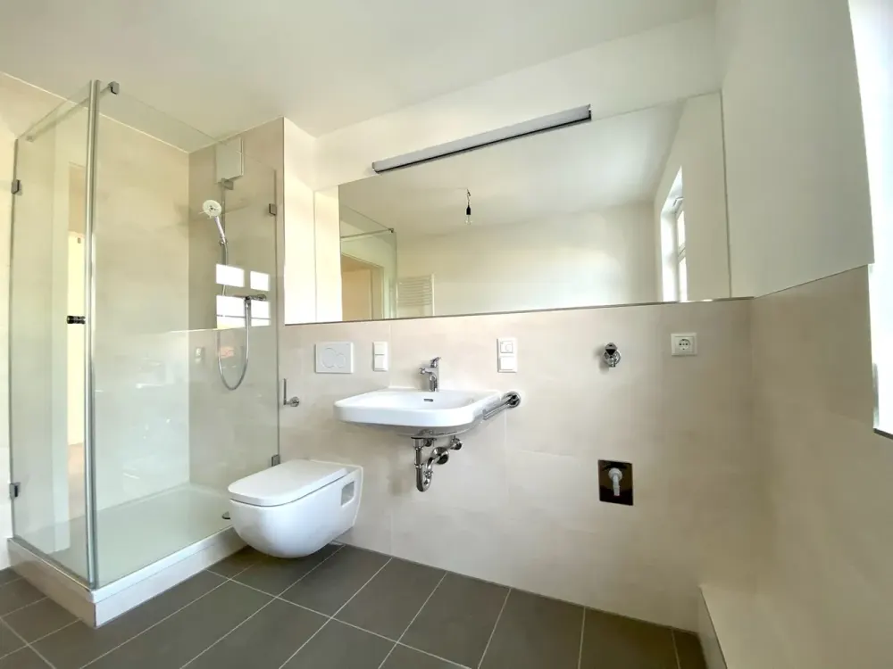 Beautiful bright 3-room apartment with large southwest balcony and fitted kitchen - parking spaces in parking garage