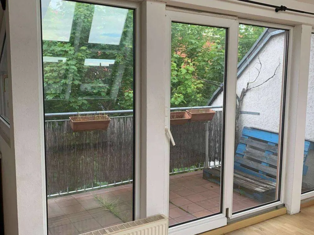 Top floor with quiet terrace overlooking the courtyard