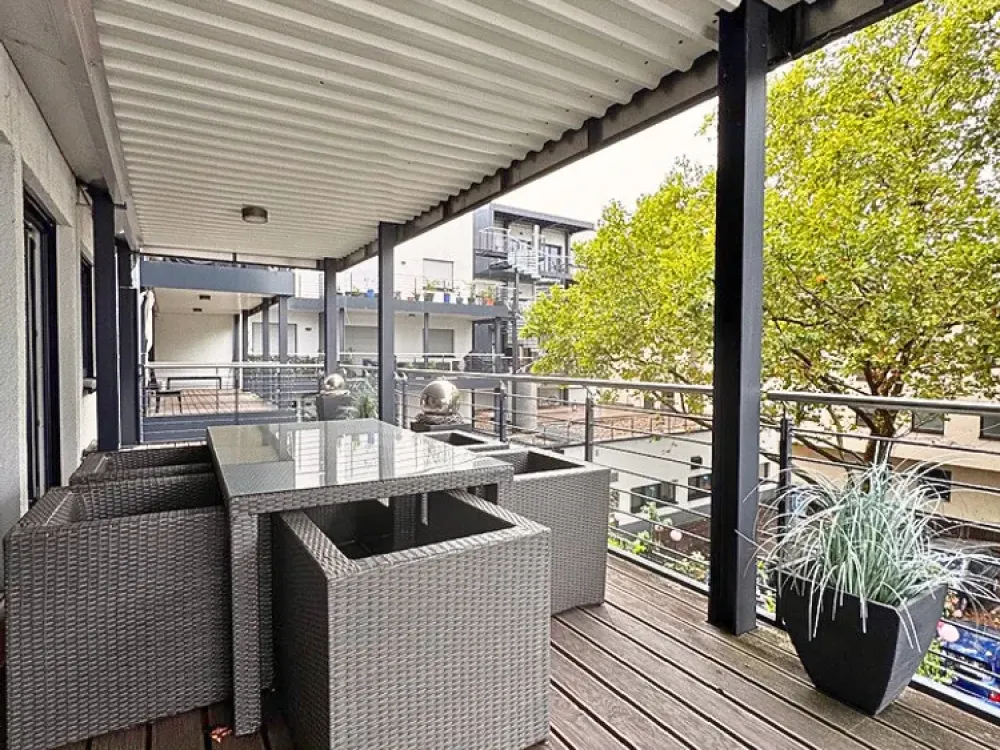 High-quality furnished 3-room apartment in "Schillerhof" opposite the State Theatre