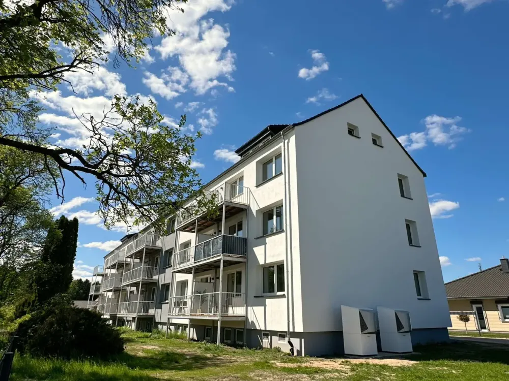 First occupancy after renovation: Modern 2-room apartment with fitted kitchen, balcony and parking space