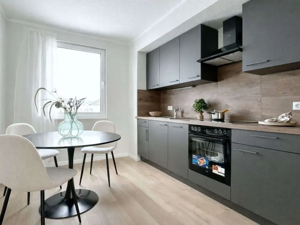 First occupancy after renovation: Modern 2-room apartment with fitted kitchen, balcony and parking space