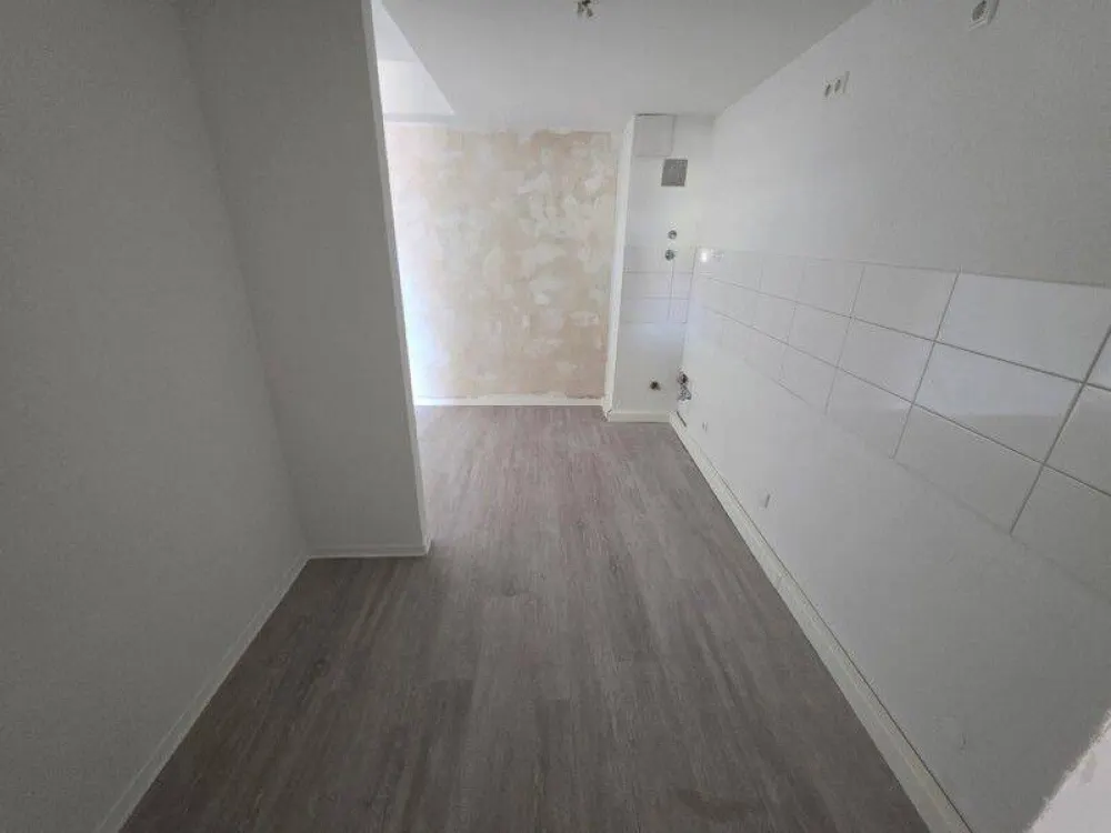 Living at Benrather Schloss - Renovated 2-Room Apartment - Building with Elevator