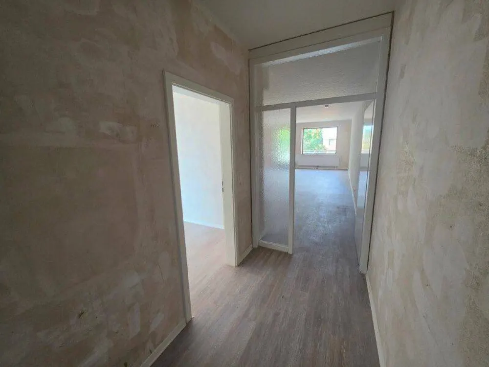 Living at Benrather Schloss - Renovated 2-Room Apartment - Building with Elevator