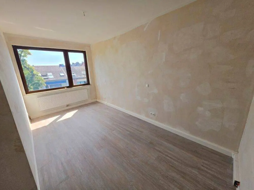 Living at Benrather Schloss - Renovated 2-Room Apartment - Building with Elevator