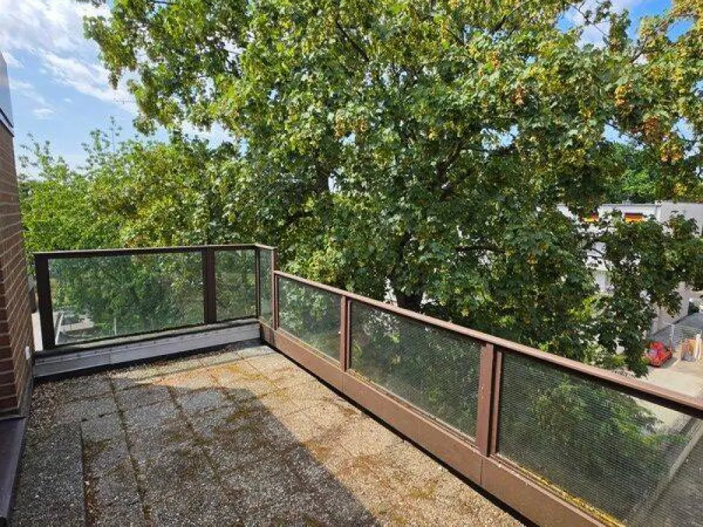 Living at Benrather Schloss - Renovated 2-Room Apartment - Building with Elevator