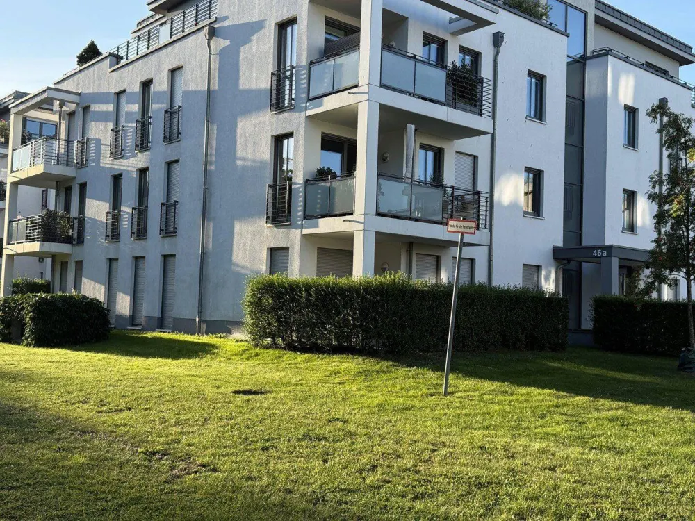 Only 100 m from the sea - Stylish 3-room apartment with branded fitted kitchen and underground parking space