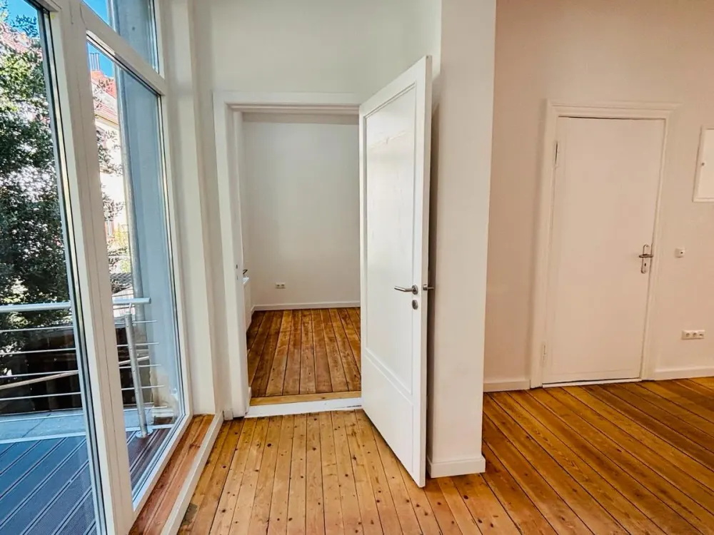 Renting 3-Room Apartment in the Middle of the District