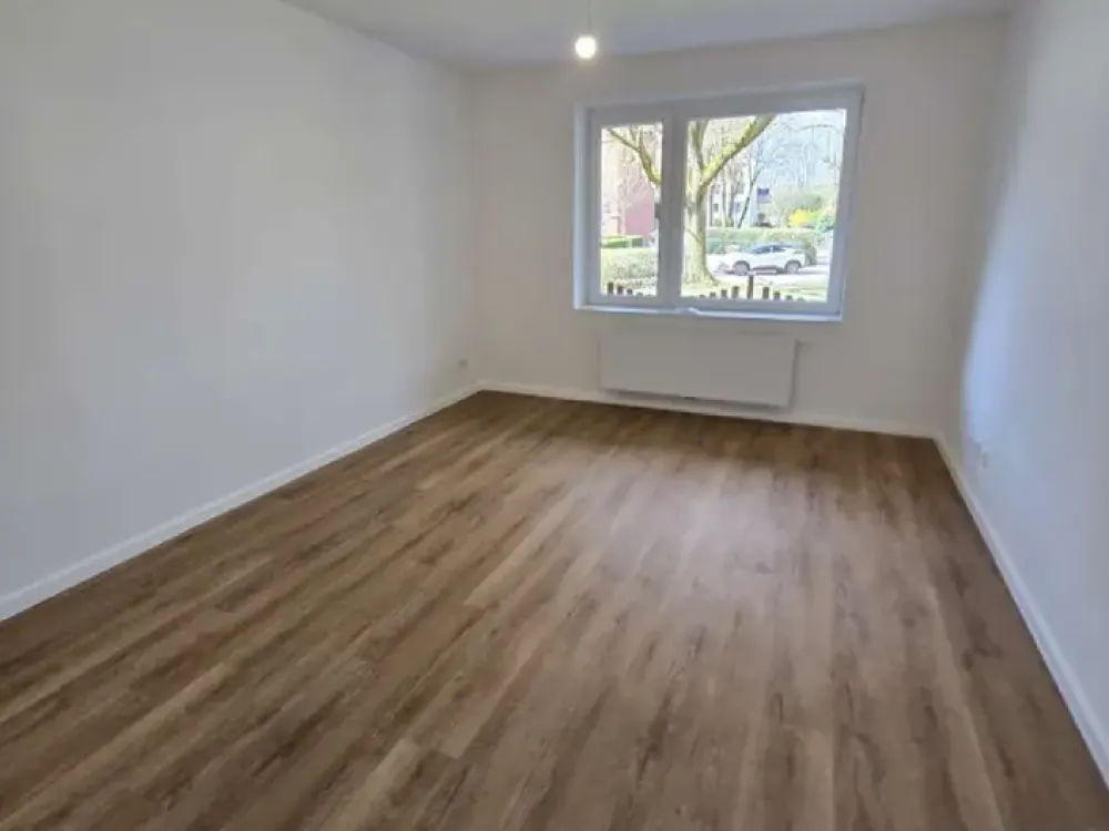 Familiär und im Grünen - neu sanierte 2,5-Zimmer-Erdgeschoss-Wohnung