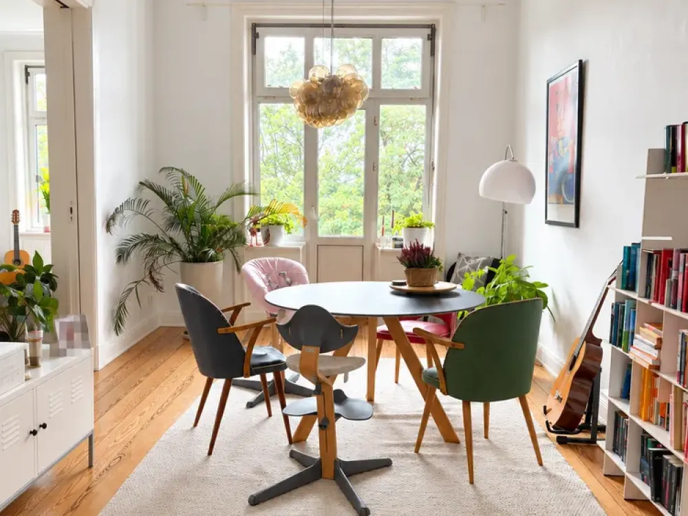 Spacious, Light-Flooded 4.5-Room Old Building Apartment with 2 Balconies in Winterhude