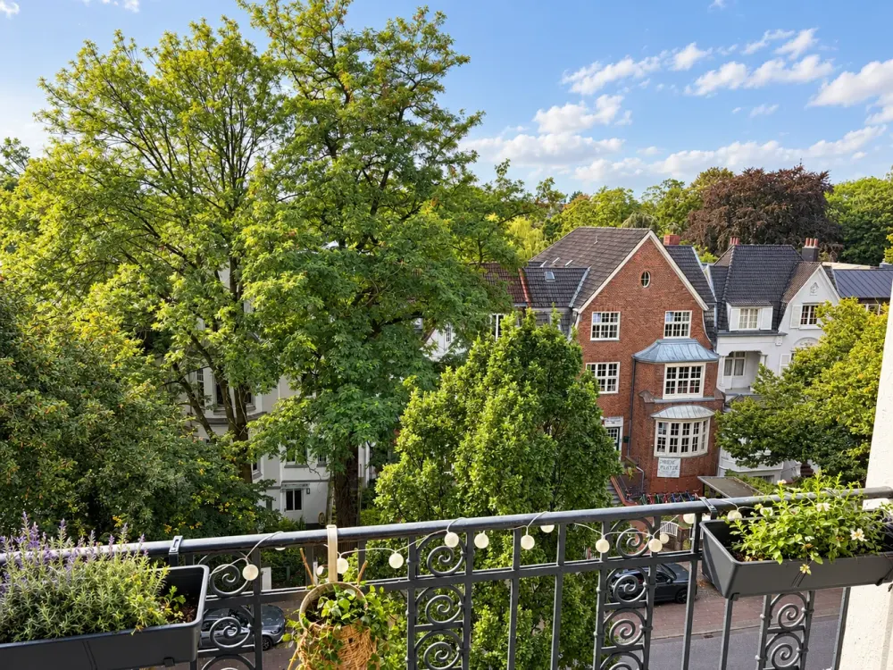 Spacious, Light-Flooded 4.5-Room Old Building Apartment with 2 Balconies in Winterhude