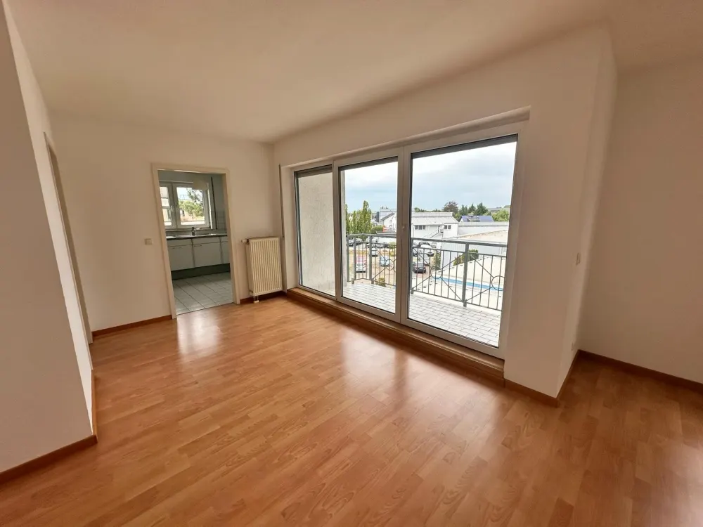Bright 2-Room Apartment with Balcony, Fitted Kitchen and Parking Space