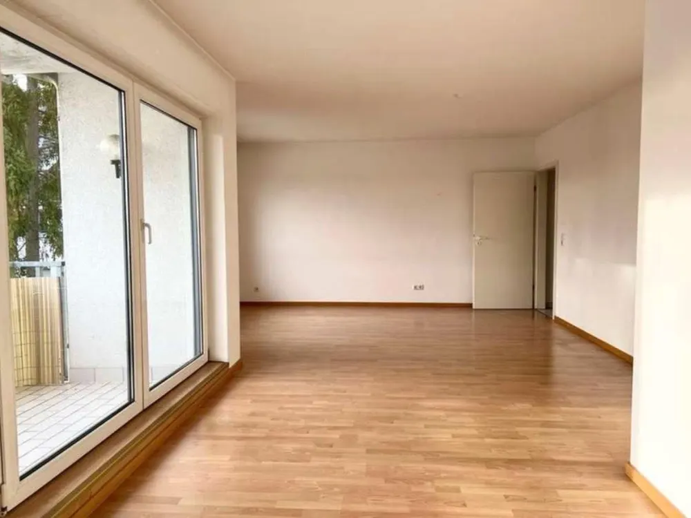 Bright 2-Room Apartment with Balcony, Fitted Kitchen and Parking Space