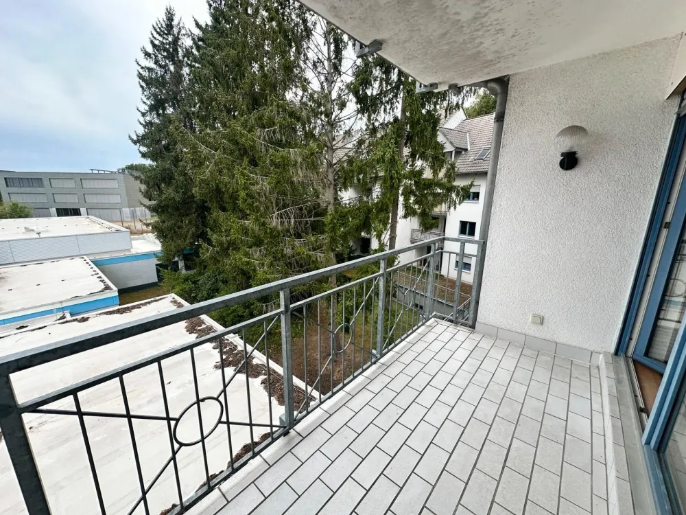 Bright 2-Room Apartment with Balcony, Fitted Kitchen and Parking Space