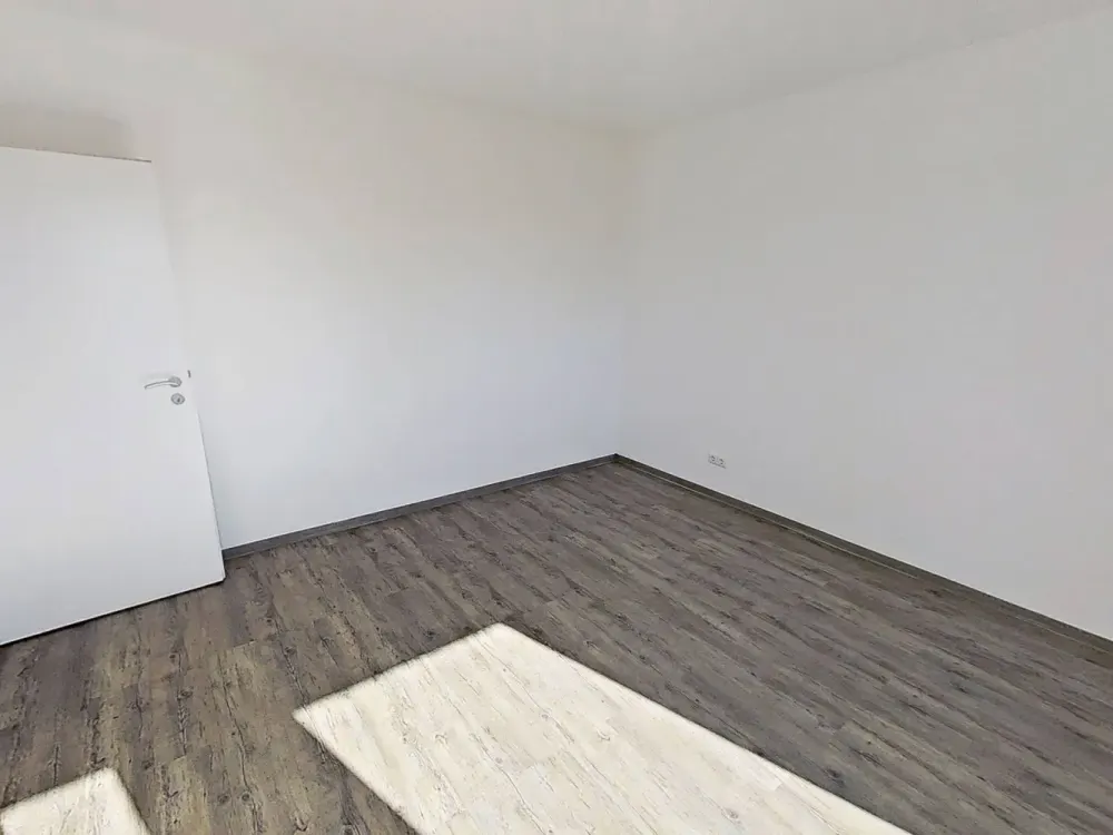 Sophisticated Layout & Flooded with Light: Exclusive 2-Room Apartment with Balcony & Daylight Ambience