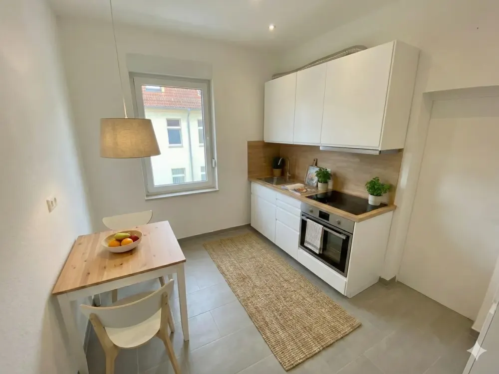 Bright Old Building Apartment in Zuffenhausen, Ideal for Shared Flats, Singles or Couples, including Parking Space