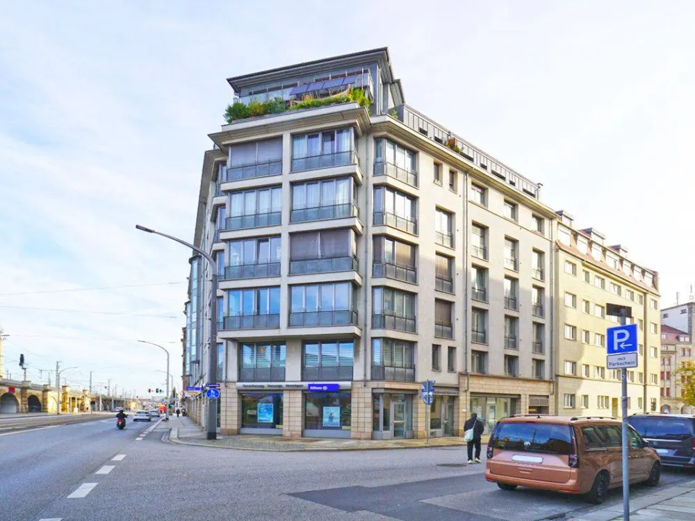 At Bahnhof Mitte: Shower + Fitted Kitchen