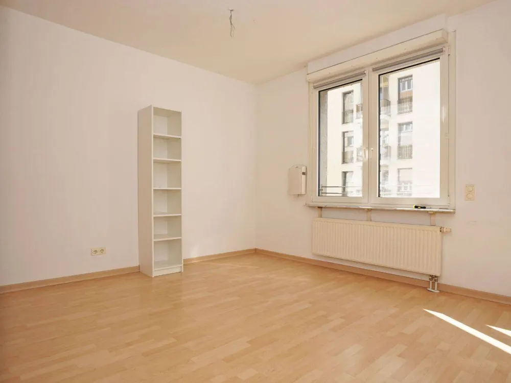 At Bahnhof Mitte: Shower + Fitted Kitchen