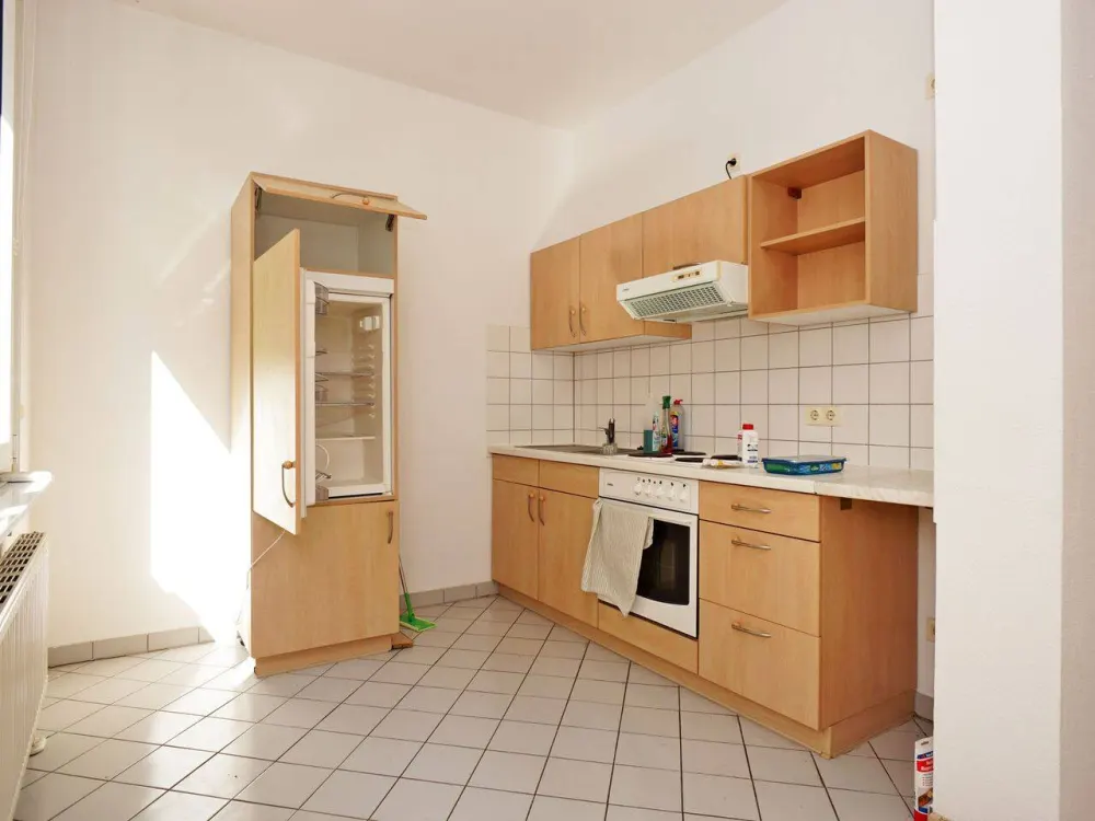 At Bahnhof Mitte: Shower + Fitted Kitchen