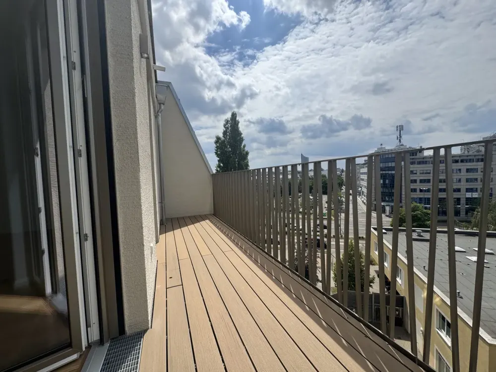 Smarter Living: 2-Room Apartment with Balcony, Fitted Kitchen and View over Leipzig in First Occupancy