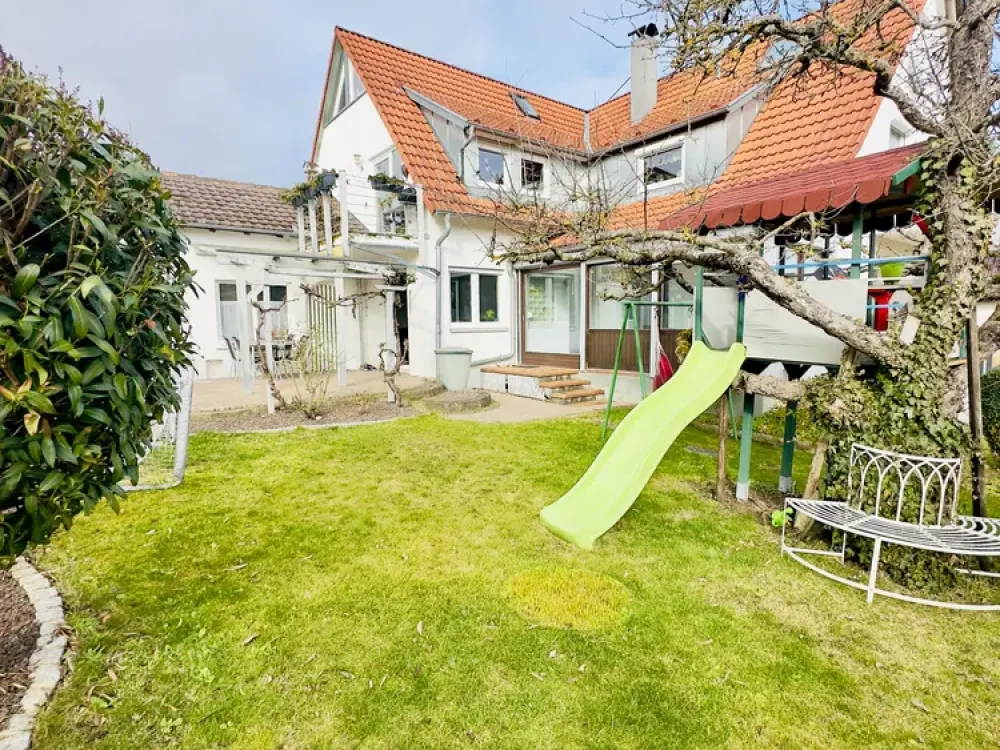 Bright and Modernized 3.5-Room Apartment with Winter Garden, Terrace, and Garage in Darmsheim