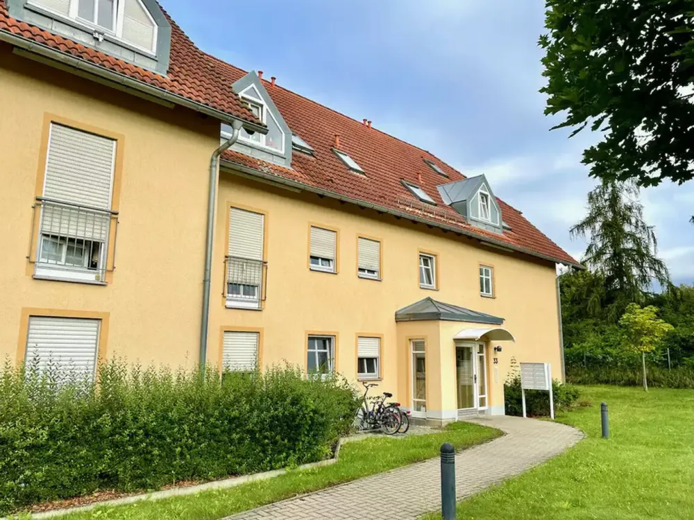 Spacious 2.5-Room Apartment with Balcony and 2 Underground Parking Spaces
