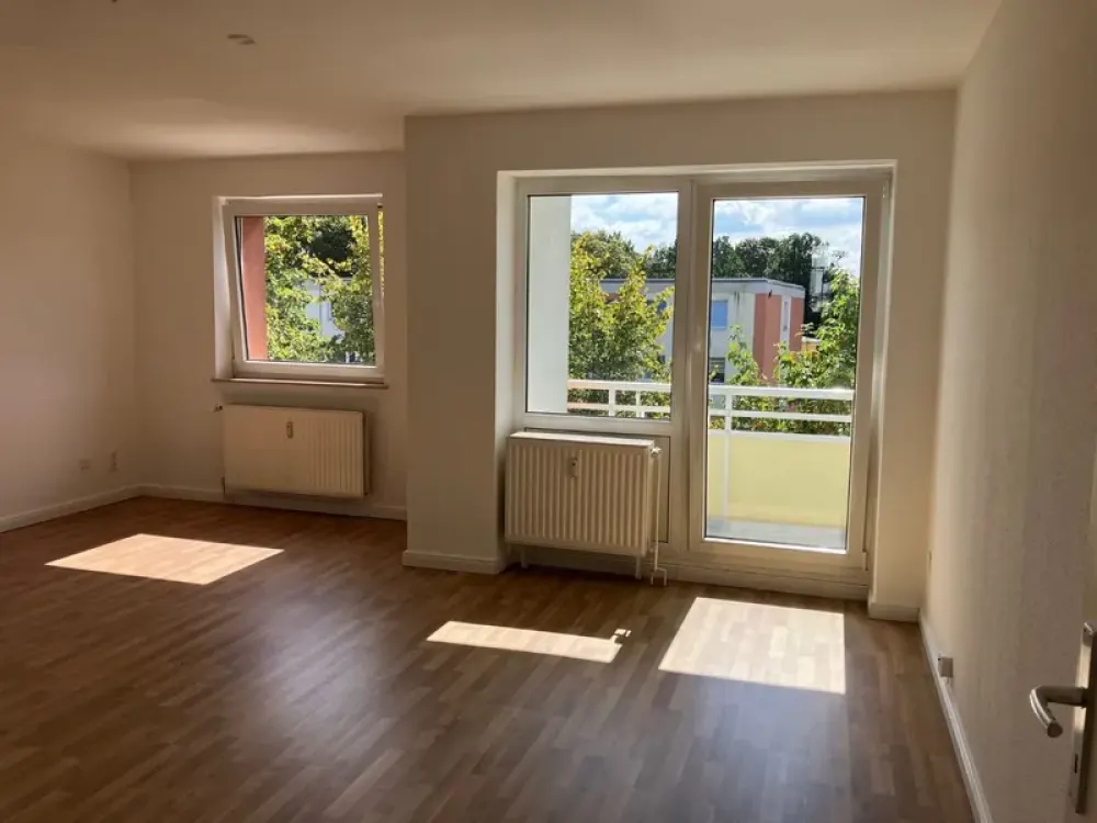 Sunny Balcony View in Bremen, 1-Room Apartment on the 2nd Floor