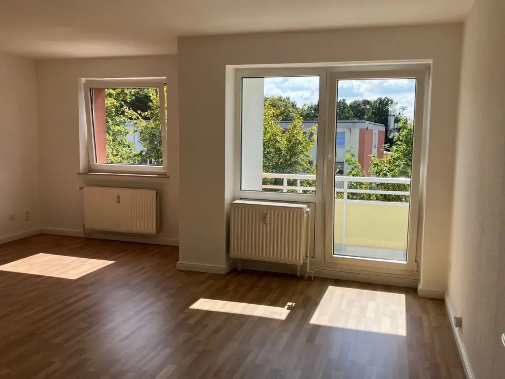 Sunny Balcony View in Bremen, 1-Room Apartment on the 2nd Floor