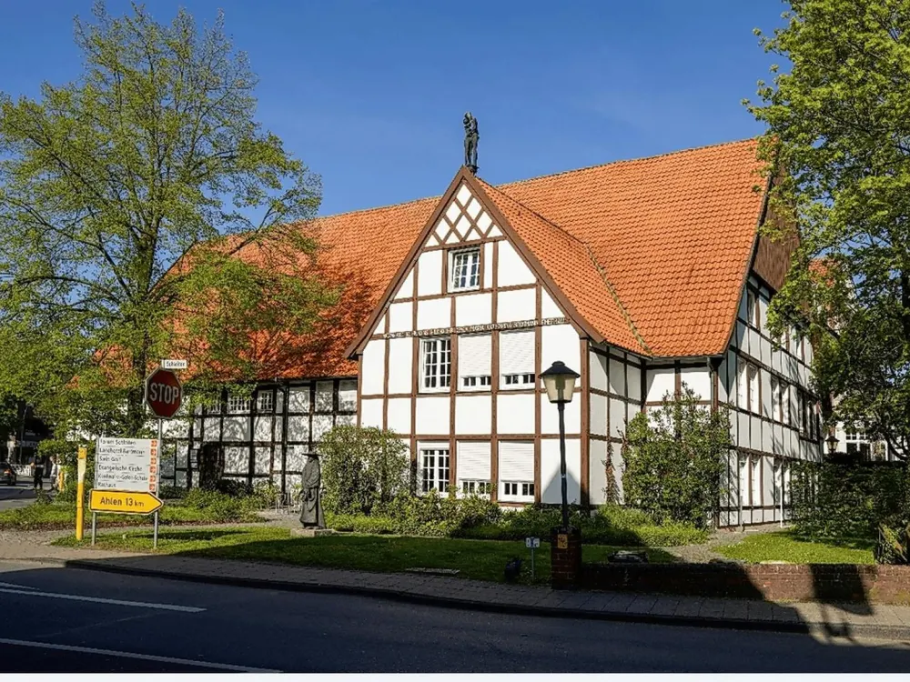 Wonderful 3-room apartment with kitchen and bathroom in a half-timbered house centrally located in Sendenhorst. Top location and features